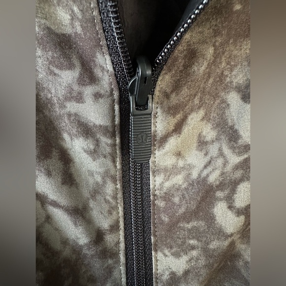 Lululemon Bombs Away Jacket
Black / Summer Shade Medium Olive Dark‎ Olive size 8 - Picture 2 of 10
